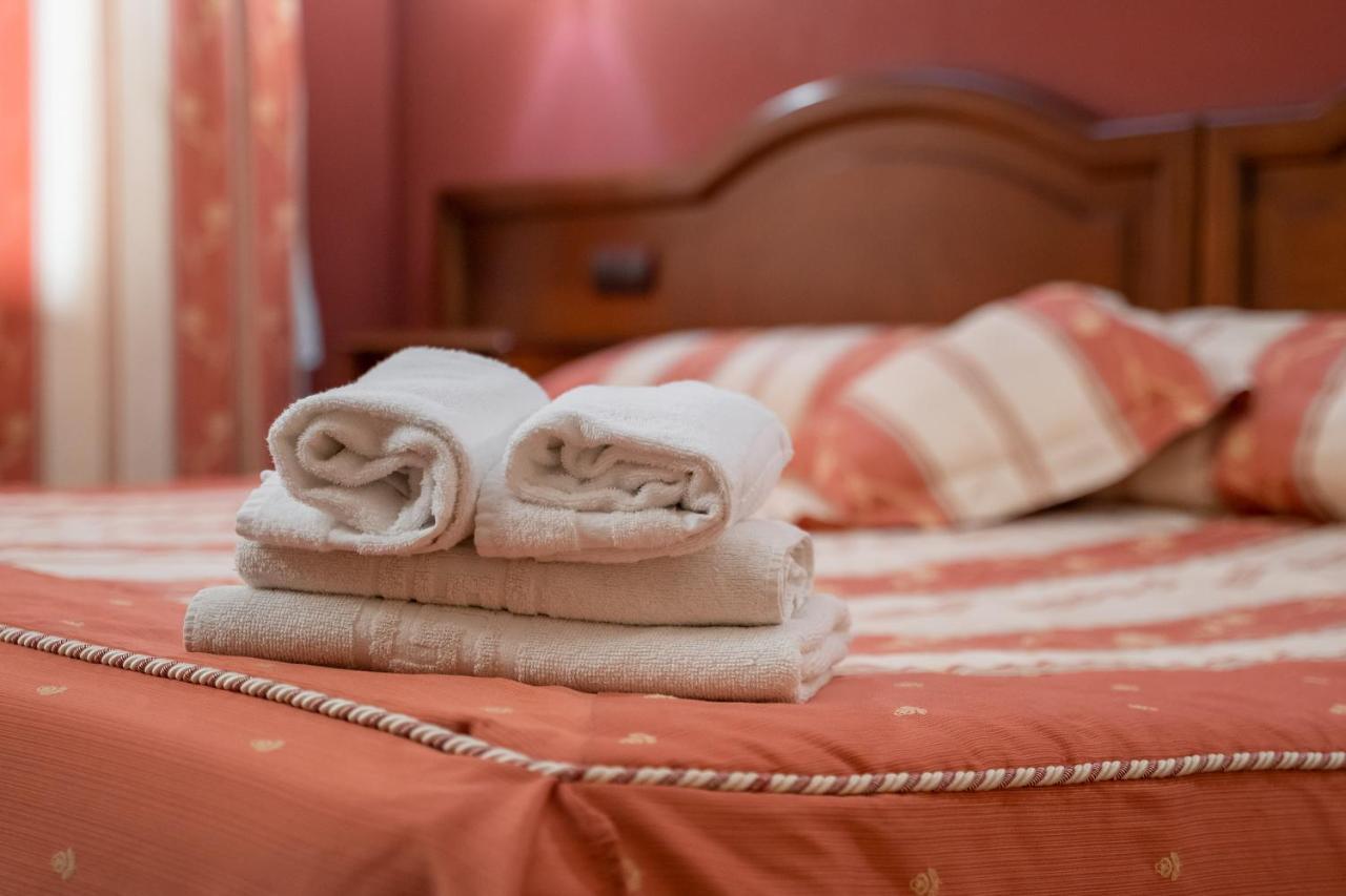 Hotel Puerta De Javalambre La Puebla De Valverde Kültér fotó