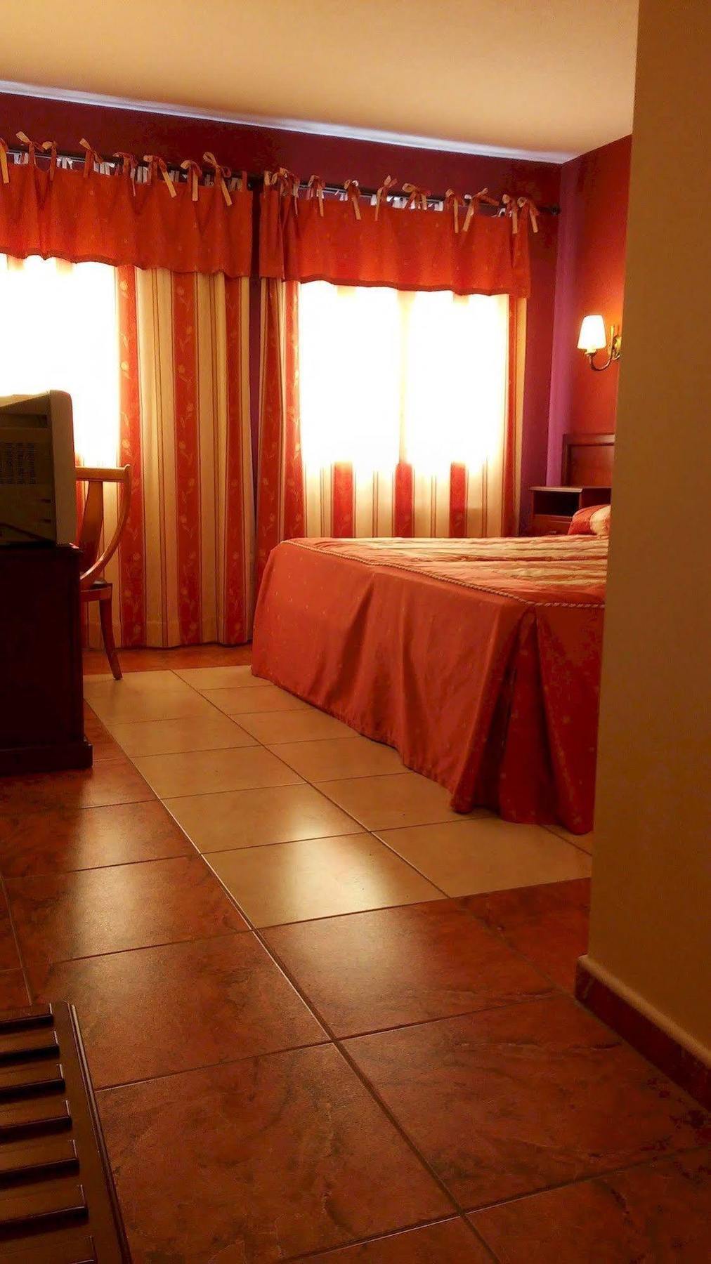 Hotel Puerta De Javalambre La Puebla De Valverde Kültér fotó